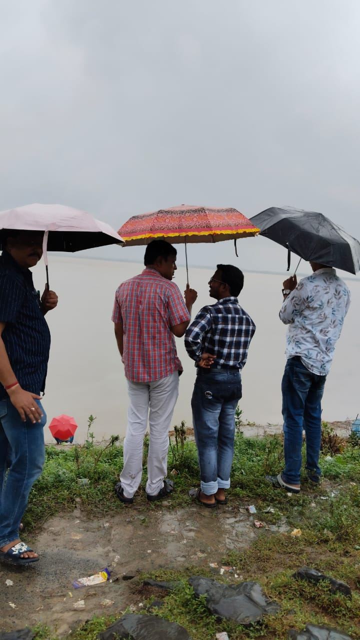 Bangla Janajagaran Mancha volunteers supporting Padma erosion victims at Lalgola – photo 1