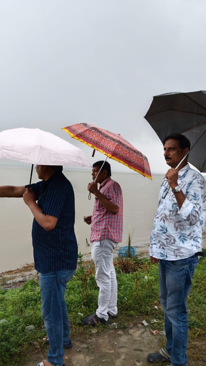 Bangla Janajagaran Mancha volunteers supporting Padma erosion victims at Lalgola – photo 3