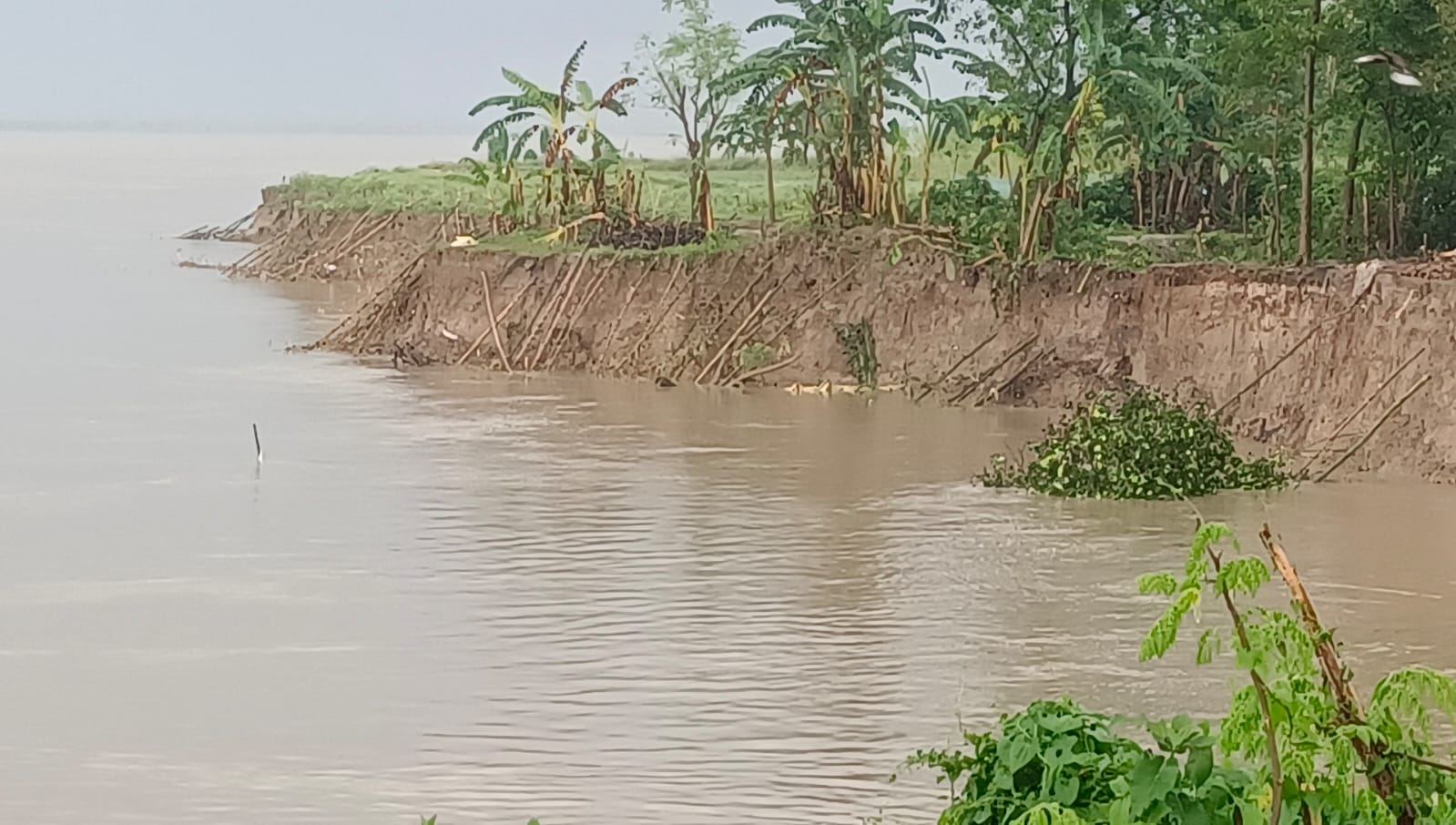 Bangla Janajagaran Mancha volunteers supporting Padma erosion victims at Lalgola – photo 4