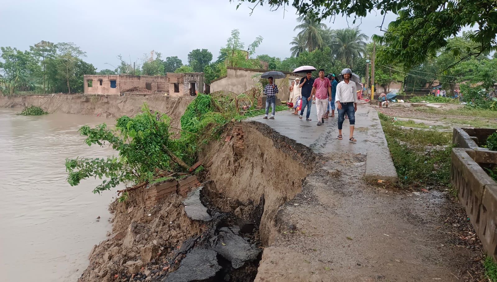 Bangla Janajagaran Mancha volunteers supporting Padma erosion victims at Lalgola – photo 5