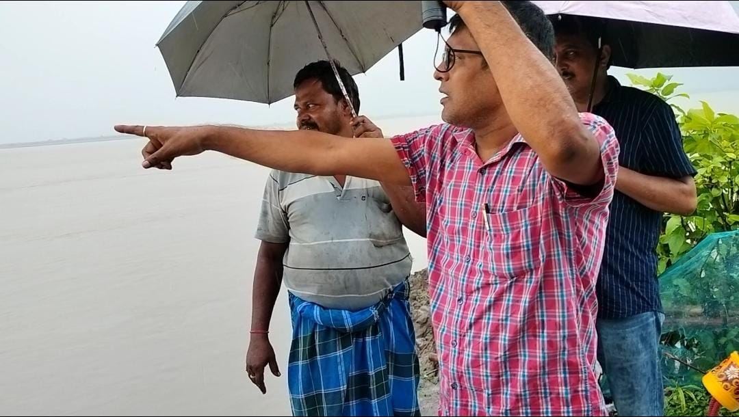 Bangla Janajagaran Mancha volunteers supporting Padma erosion victims at Lalgola – photo 6