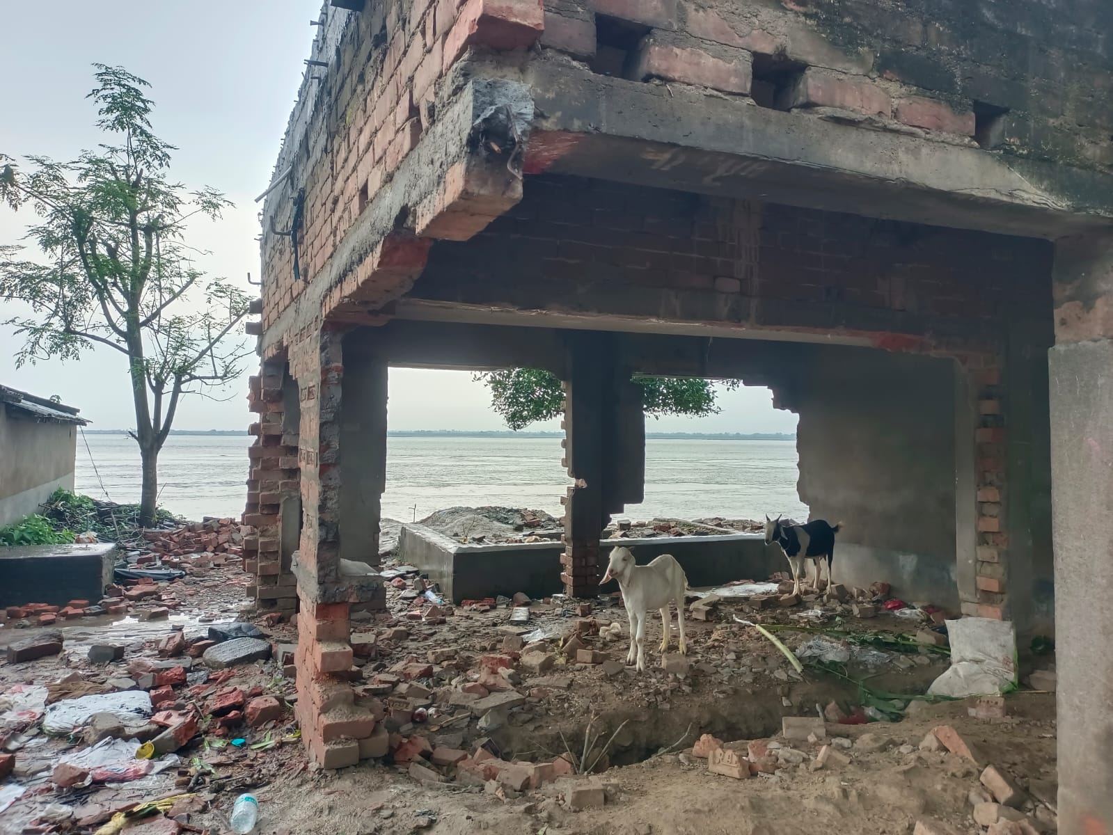 Bangla Janajagaran Mancha volunteers supporting Padma erosion victims at Lalgola – photo 7