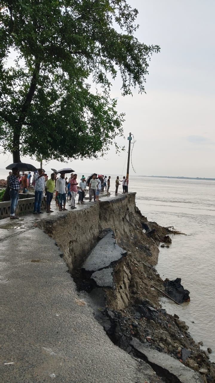 Bangla Janajagaran Mancha volunteers supporting Padma erosion victims at Lalgola – photo 9