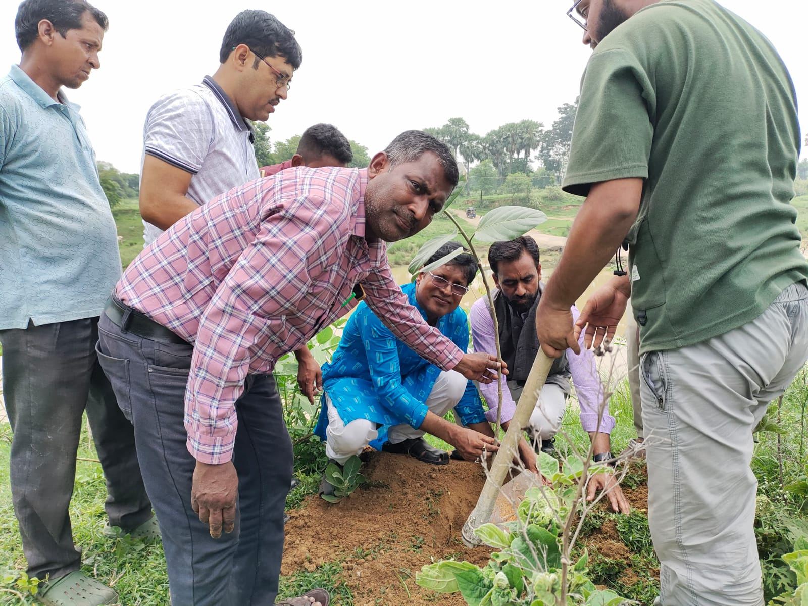 BJJM tree plantation drive volunteers in West Bengal – photo 4